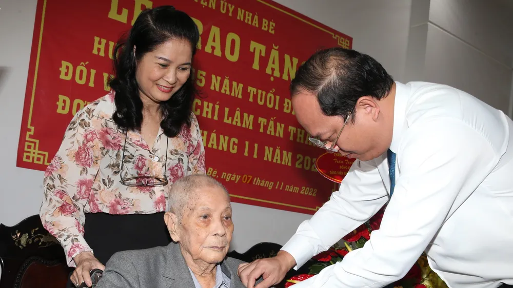 Trao tặng Huy hiệu Đảng cho các đảng viên cao tuổi Đảng ở Nhà Bè