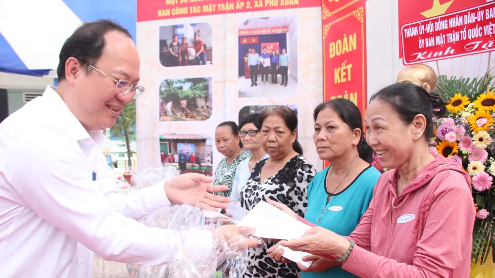 Gìn giữ giá trị văn hóa truyền thống trong thời "mỗi người một chiếc điện thoại"