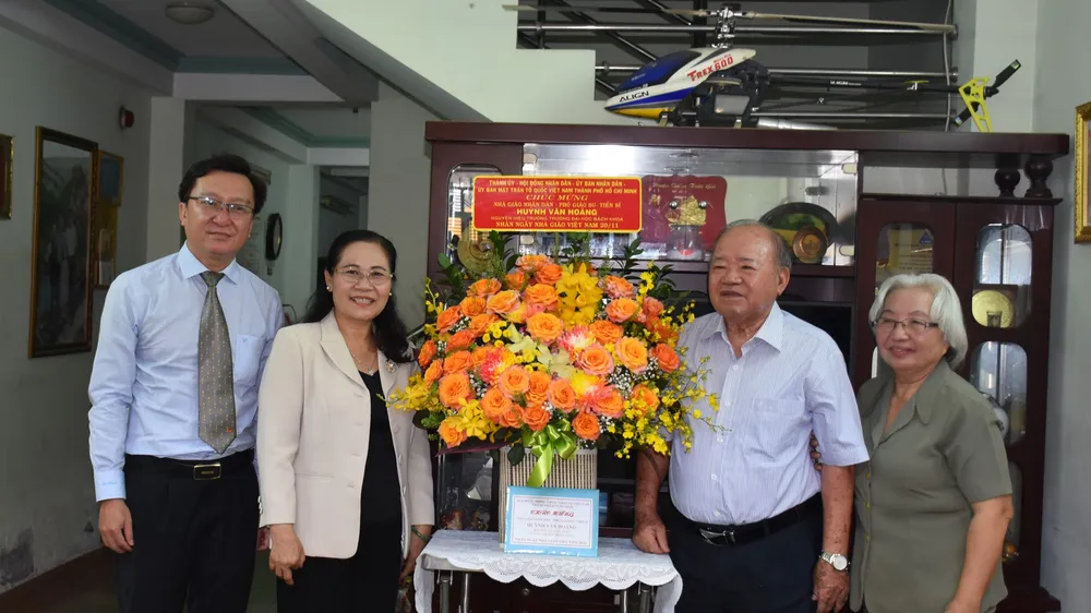 Chủ tịch HĐND TPHCM Nguyễn Thị Lệ thăm, chúc mừng các nhà giáo tiêu biểu