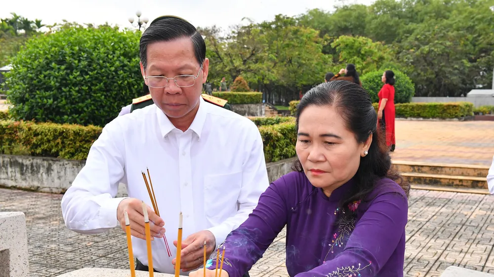 Chủ tịch UBND TPHCM Phan Văn Mãi, Chủ tịch HĐND TPHCM Nguyễn Thị Lệ dâng hương, dâng hoa tại Di tích lịch sử cấp quốc gia Ngã Ba Giồng. Ảnh: VIỆT DŨNG