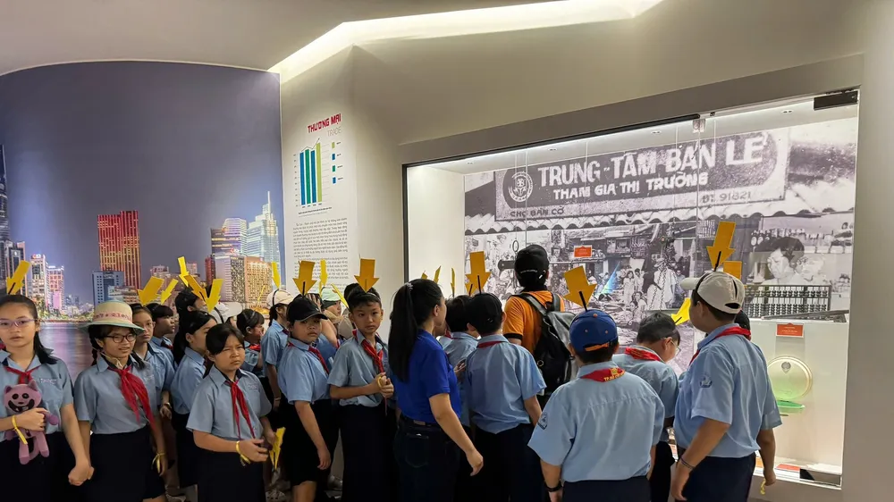 Học sinh tham quan Bảo tàng TPHCM