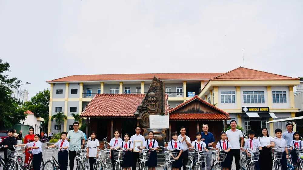 34 chiếc xe đạp được trao cho các em học sinh có hoàn cảnh khó khăn