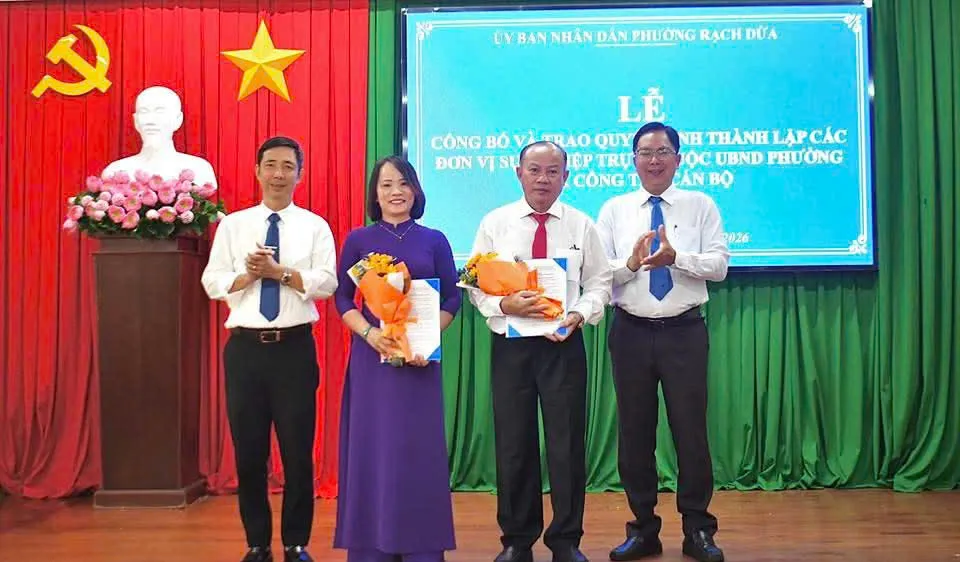 UBND phường Rạch Dừa trao các quyết định về công tác cán bộ.