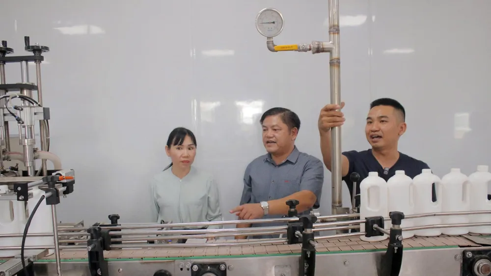 Chi cục Phát triển Nông thôn trao máy móc, thiết bị cho Hợp tác xã Đá Bạc Xanh.