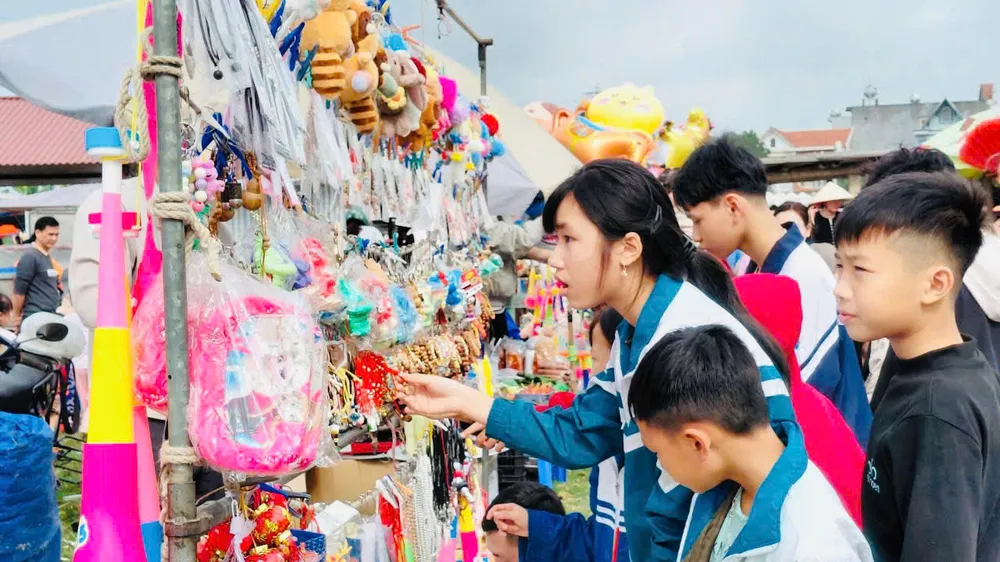 Du xuân khám phá chợ phiên trăm năm tuổi