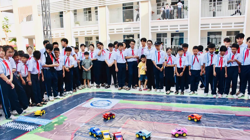 Các em học sinh trải nghiệm robotics