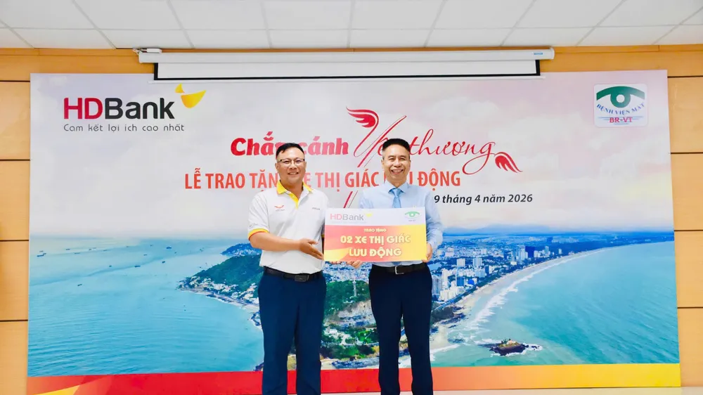 Ông Trần Kiên Nghị, Giám đốc HDBank Vũng Tàu trao tặng 2 "xe thị giác lưu động" cho Bệnh viện Mắt Bà Rịa - Vũng Tàu.