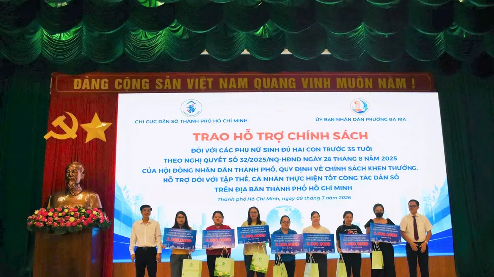 Tại hội nghị, 7 phụ nữ sinh đủ 2 con trước 35 tuổi được trao hỗ trợ chính sách.