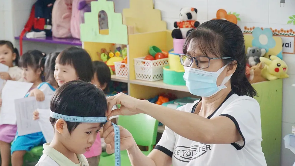 Trạm Y tế phường Tam Thắng (TPHCM) đã hoàn thành việc khám sức khỏe định kỳ cho khoảng 1.000 trẻ đang học tại các trường mầm non và nhóm lớp ngoài công lập.