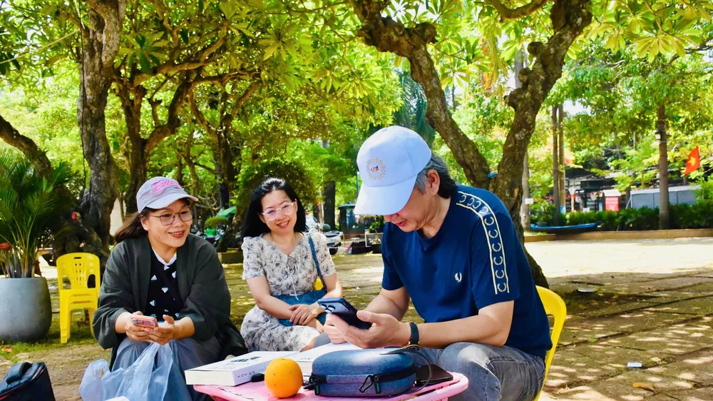 Họa sĩ Trần Đại Thắng vẽ bìa sách tặng độc giả