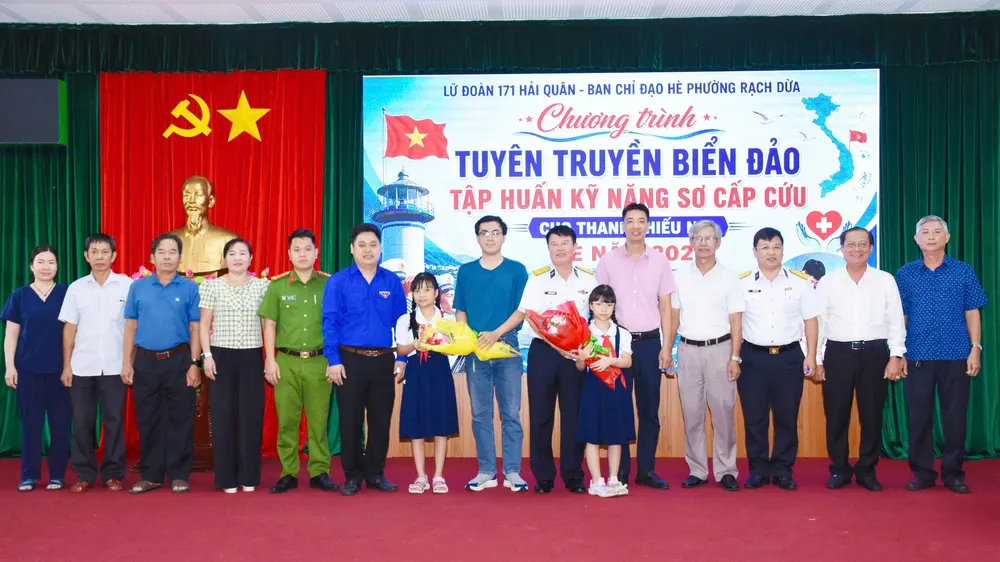Ban Chỉ đạo hè phường Rạch Dừa phối hợp Lữ đoàn 171 Hải quân tuyên truyền biển, đảo và tập huấn kỹ năng sơ cấp cứu cho thanh thiếu nhi trên địa bàn