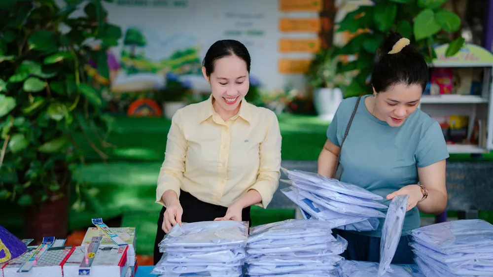 Cô Phan Thị Hồng Cẩm, Hiệu trưởng Trường THCS Kim Đồng chuẩn bị cho Hội chợ 0 đồng