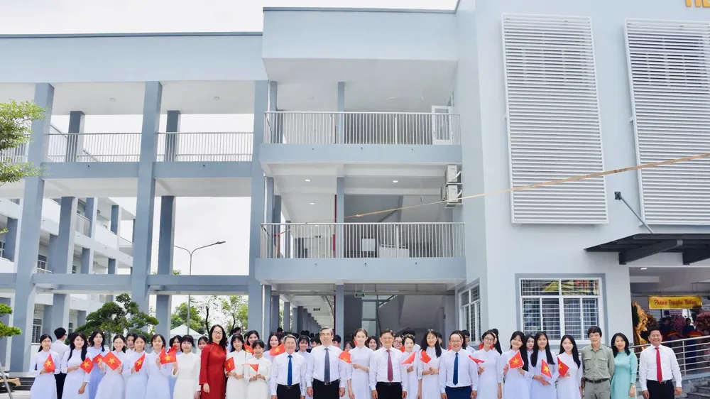 Các đại biểu dự Lễ khánh thành ngôi trường mang tên Đại tướng Võ Nguyên Giáp.