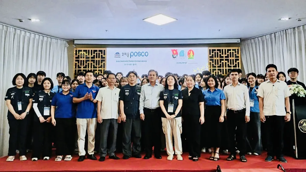 Lãnh đạo phường gặp gỡ đoàn tình nguyện.