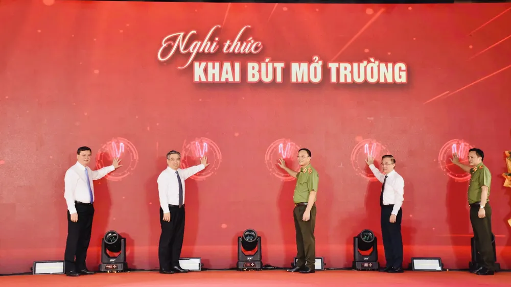 Đại biểu thực hiện nghi thức Khai bút mở trường