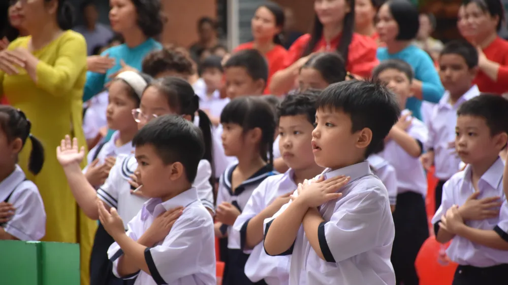 Học sinh lớp 1 Trường Tiểu học Nguyễn Thái Học hào hứng tham gia các hoạt động trong ngày đầu tiên đến trường.