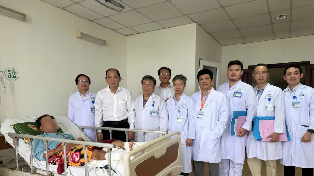PGS.TS.BS Tăng Chí Thượng, Giám đốc Sở Y tế thăm và động viên người bệnh và Khoa Chấn thương chỉnh hình Bệnh viện Bà Rịa.