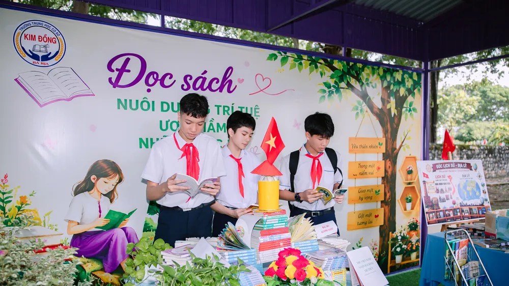 Học sinh đọc sách tại "Thư viện xanh" Trường THCS Kim Đồng.
