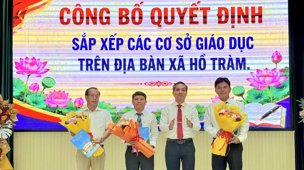 Xã Hồ Tràm công bố quyết định sắp xếp các cơ sở giáo dục trên địa bàn xã.