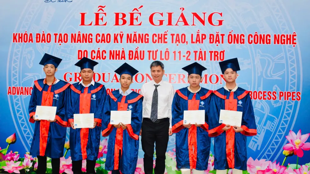 Ông Hoàng Vũ Nam, Kỹ sư trưởng Công ty Zarubezhneft EP Vietnam trao chứng chỉ cho học viên tốt nghiệp khóa đào tạo.
