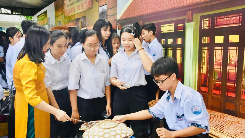 Học sinh Trường THPT Võ Thị Sáu trải nghiệm làm bánh tráng.