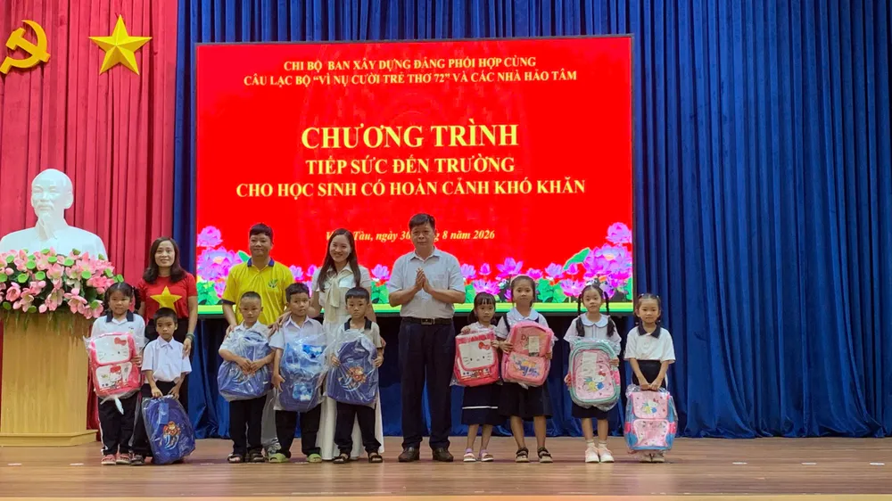 Chương trình đã trao tặng 120 phần quà cho trẻ em có hoàn cảnh đặc biệt khó khăn.