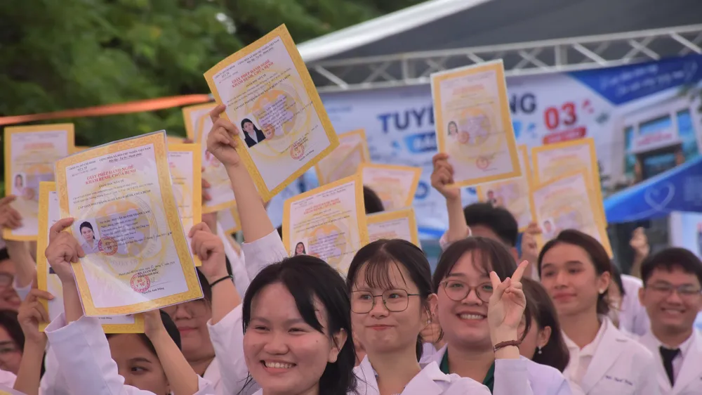 Các bác sĩ trẻ được nhận Chứng chỉ hành nghề ngay ttại buổi lễ.