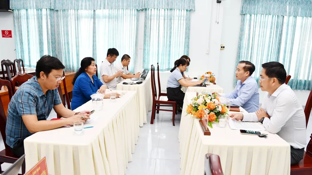 Lãnh đạo UBND phường Tam Thắng (TPHCM) đối thoại với người dân