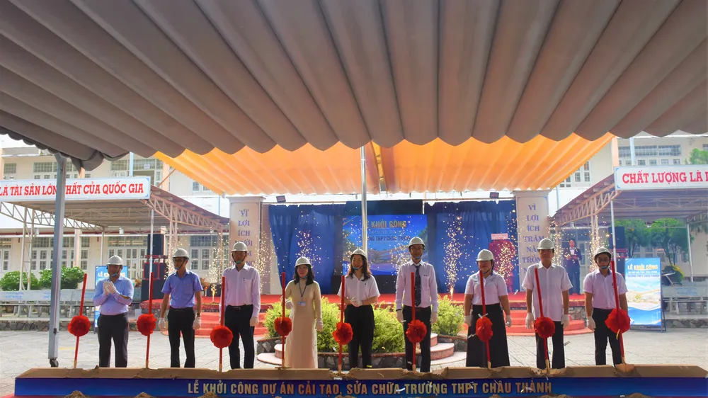 Các đại biểu thực hiện nghi thức khởi công dự án cải tạo, sửa chữa Trường THPT Châu Thành.