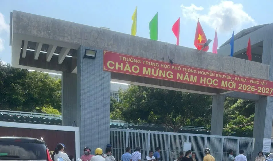 Hàng chục phụ huynh Trường THPT Nguyễn Khuyến bị “nhốt” ngoài cổng trường.