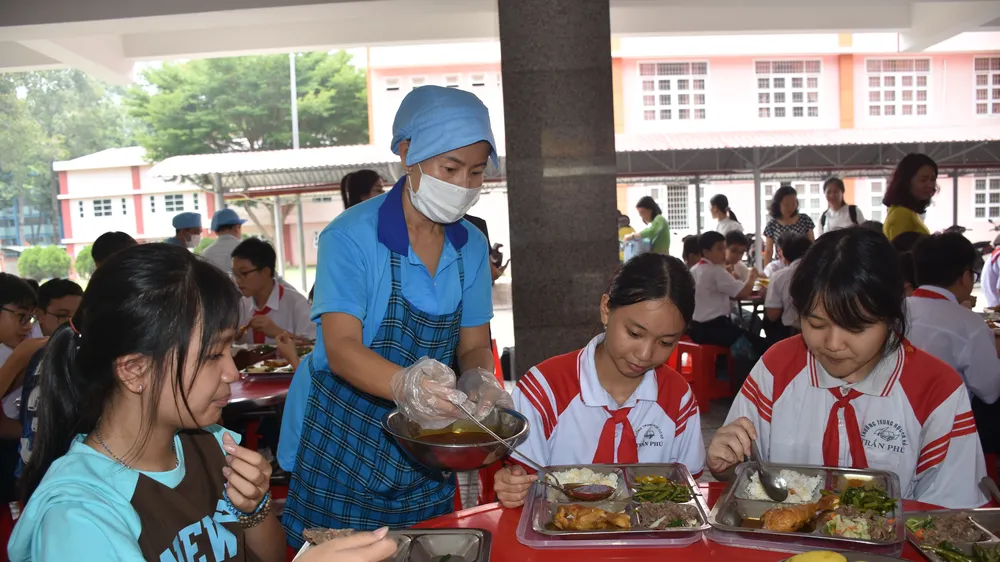 Bữa ăn bán trú đầu tiên của học sinh THCS công lập khu vực Bà Rịa - Vũng Tau (trước đây).