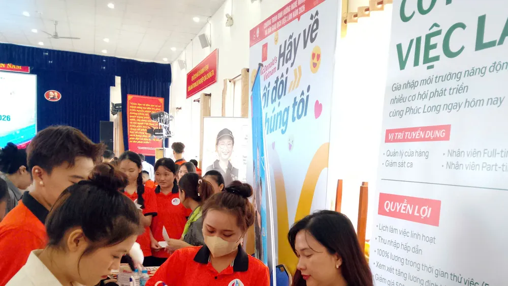Các doanh nghiệp mang tới hàng ngàn cơ hội việc làm cho sinh viên.