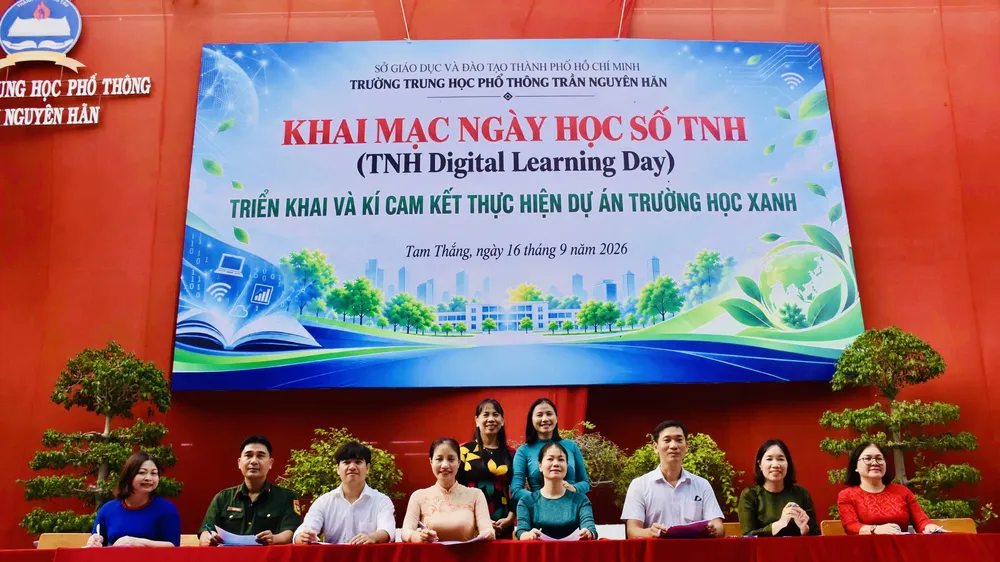 Các thầy cô giáo Trường THPT Trần Nguyên Hãn ký cam kết thực hiện dự án "Trường học xanh".