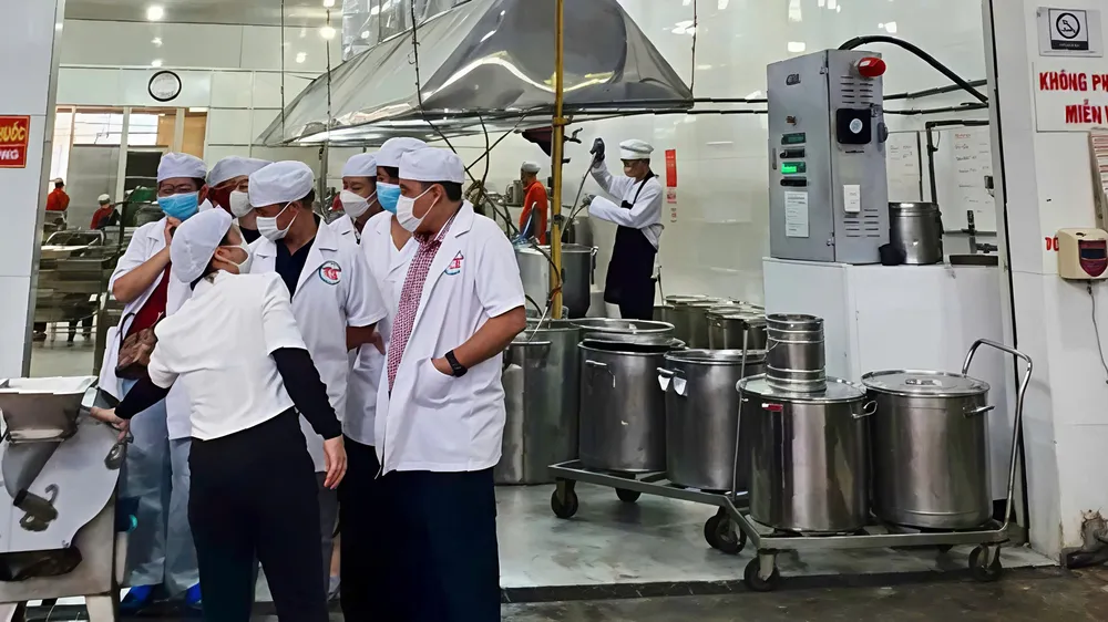 Trường Tiểu học Bùi Thị Xuân kiểm tra đột xuất cơ sở cung cấp suất ăn bán trú cho học sinh của trường.