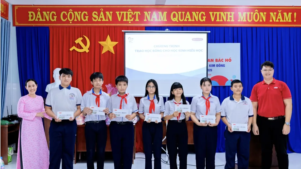 Trường THCS Kim Đồng và đơn vị tài trợ trao quà cho học sinh có hoàn cảnh khó khăn.
