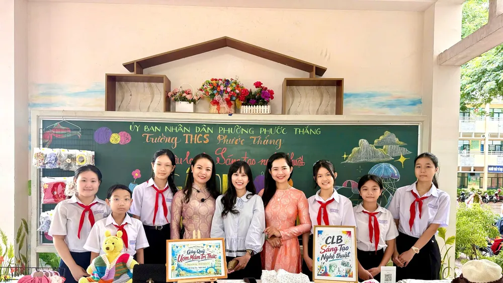 Học sinh Trường THCS Phước Thắng gây quỹ ủng hộ học sinh nghèo của trường bằng cách tổ chức gian hàng bán những sản phẩm thủ công.