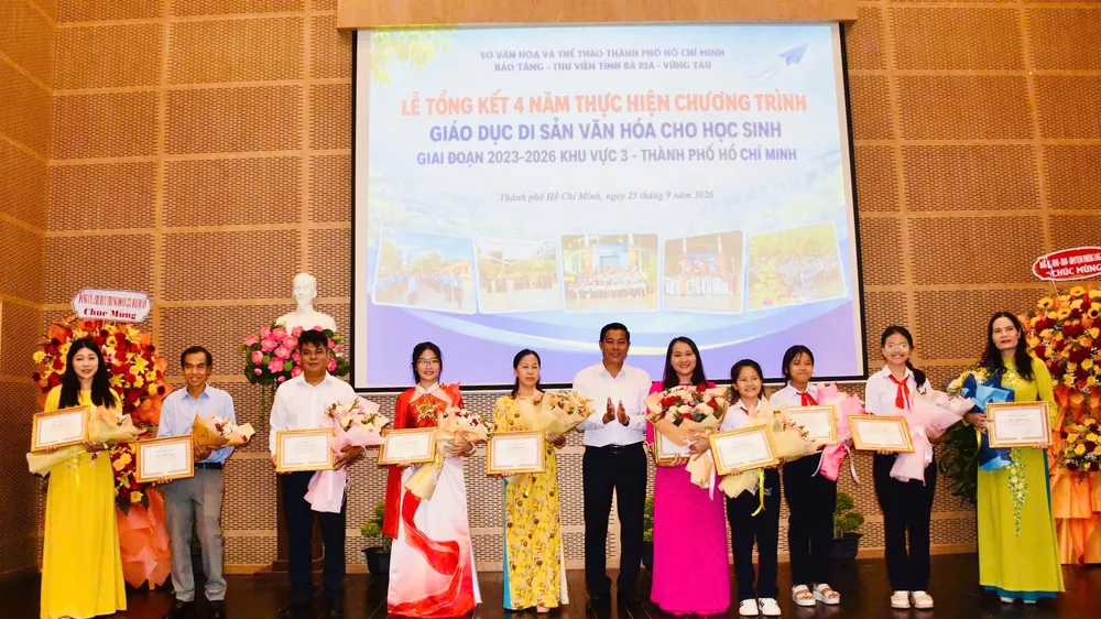 Giám đốc Bảo tàng - Thư viện tỉnh tặng giấy chứng nhận cho các tập thể có đóng góp, tích cực trong thực hiện chương trình.