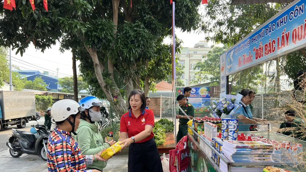 Hội Liên hiệp Phụ nữ đặc khu Côn Đảo phối hợp Trung đoàn Hỗn hợp 39, Bộ Tư lệnh TPHCM tổ chức chương trình “Đổi rác lấy quà”