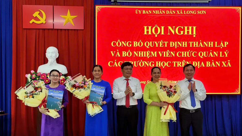 Xã Long Sơn công bố các quyết định thành lập trường học và điều động, bổ nhiệm viên chức quản lý các trường trên địa bàn.