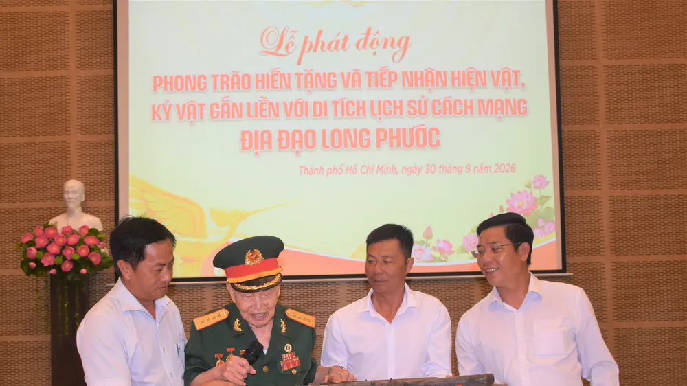 Đại tá Anh hùng LLVT Nguyễn Văn Tàu trao tặng kỷ vật chiến tranh cho thư viện
