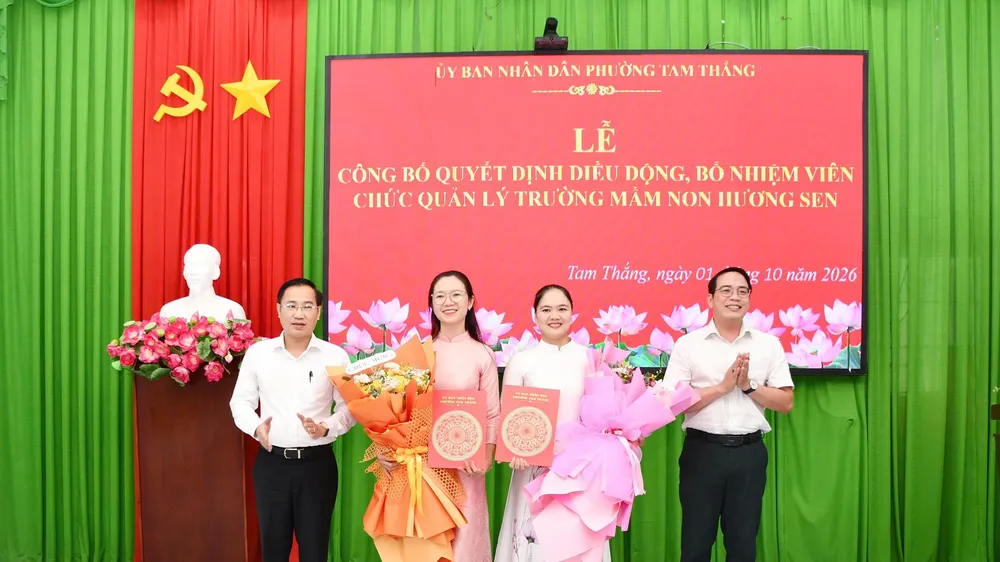 Lãnh đạo UBND phường Tam Thắng trao quyết định cho 2 cán bộ quản lý.