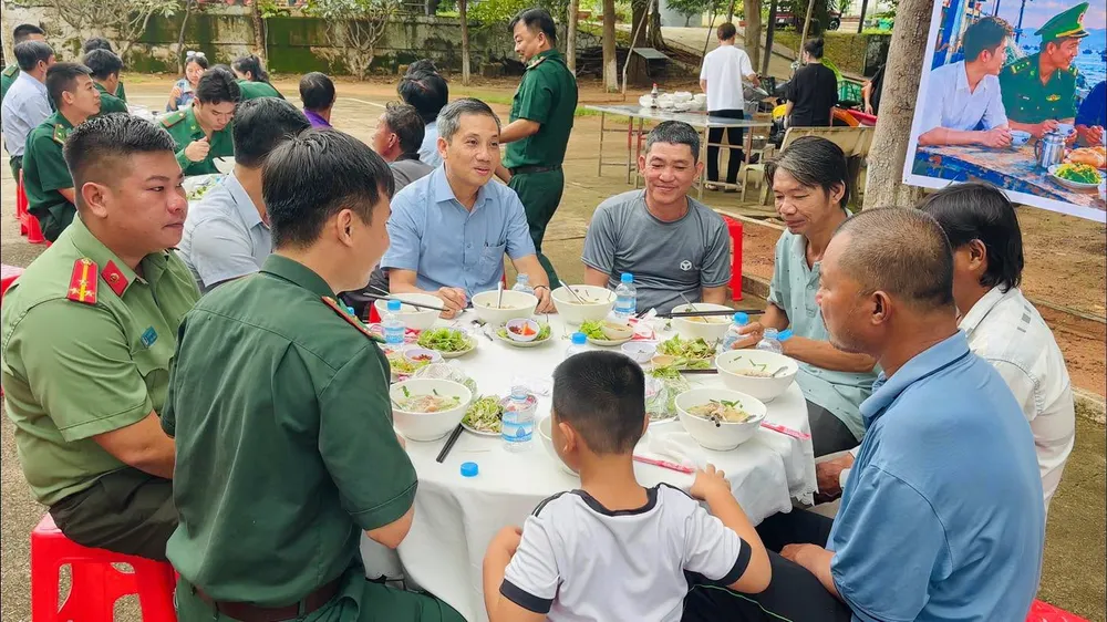 Ăn sáng cùng ngư dân - Gắn kết tình quân dân