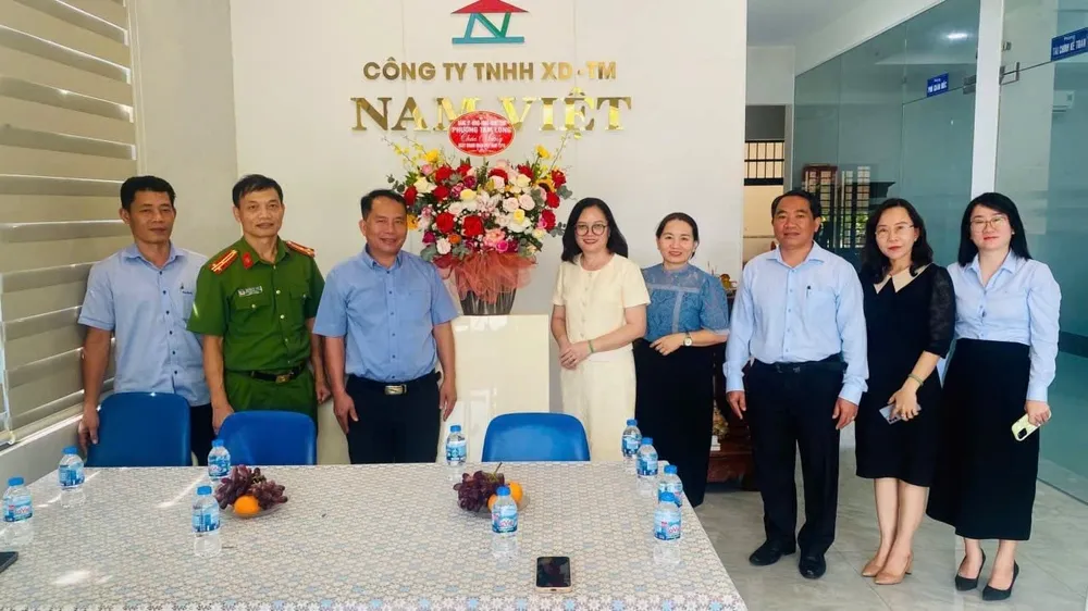 Lãnh đạo phường Tam Long thăm, chúc mừng doanh nghiệp nhân Ngày Doanh nhân Việt Nam.