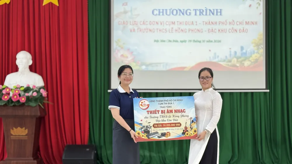 Cụm thi đua số 1 TPHCM đã trao tặng thiết bị âm nhạc trị giá 50 triệu đồng cho THCS Lê Hồng Phong.