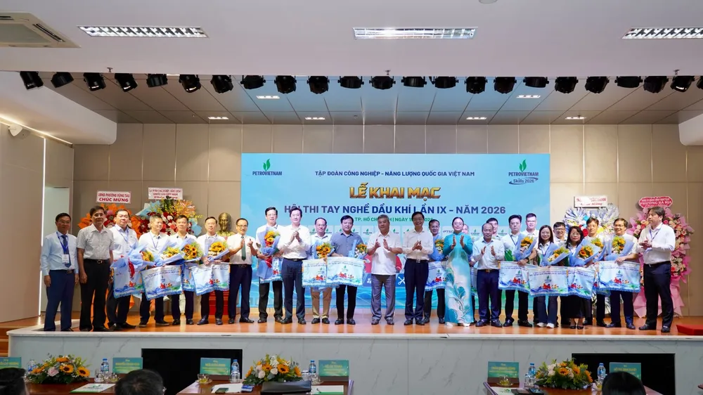 Ban tổ chức tặng cờ lưu niệm cho các đoàn tham gia Hội thi.