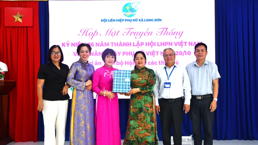 Bà Mai Ngọc Oanh, Phó Bí thư Thường trực Đảng ủy xã Long Sơn trao quà cho Hội LHPN xã.