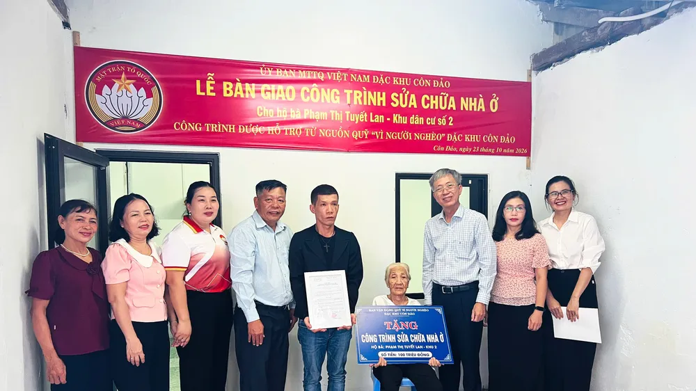 Ủy ban MTTQ Việt Nam đặc khu Côn Đảo bàn giao công trình sửa chữa nhà ở cho gia đình bà Phạm Thị Tuyết Lan