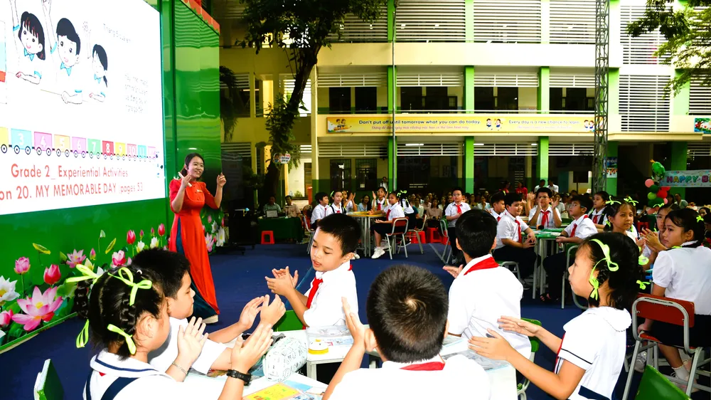 Giáo viên Trường Tiểu học Lý Tự Trọng ứng dụng AI trong thiết kế và tổ chức hoạt động dạy học môn tiếng Anh.