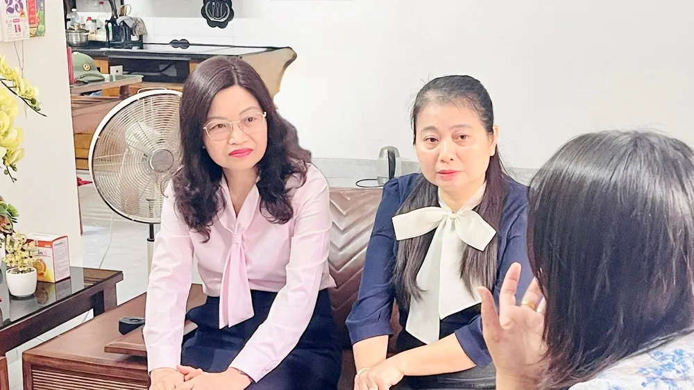 Đại diện Bộ GD-ĐT đến thăm hỏi, động viên cô giáo Trường THPT Mạc Đĩnh Chi (Hà Nội) tại nhà riêng sau vụ việc bị nam sinh hành hung trên bục giảng.
