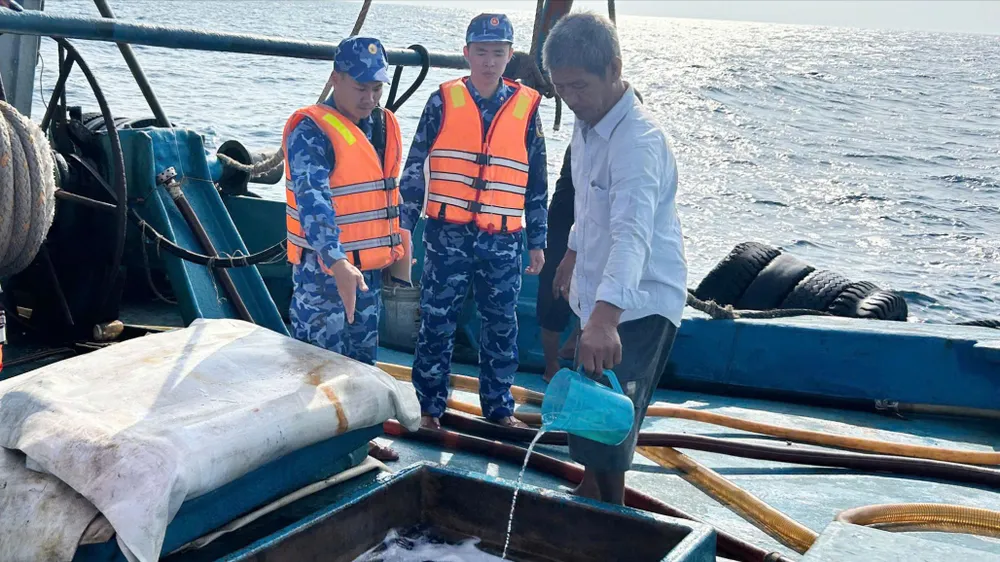 Bắt giữ tàu vận chuyển trái phép 130.000 lít dầu trên vùng biển Cà Mau